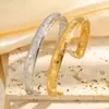 Pulsera de Acero Dorado con Patrón de Filigrana Incrustada con Diamantes Que No Se Desvanece, Pulsera de Acero de Titanio Curva en Forma de C de Moda Europea y Americana Transfronteriza con un Aspecto de Alta Gama