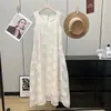 ¡Atmosférico! Vestido de Tirantes Blanco Etéreo de Corte Tridimensional Estilo Francés, Vestido sin Mangas de Línea A de Longitud Media, Verano 2025