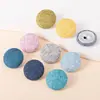 Botões coloridos encapados em tecido são acessórios decorativos versáteis para camisas, suéteres e cardigãs, oferecendo um toque de luxo leve e sofisticado com seu formato redondo de cogumelo.