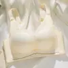 Sujetador push-up inalámbrico de grosor medio que realza y sostiene los senos, previene la flacidez y presenta un diseño suave, ajustable y cómodo.