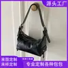 Nova bolsa de ombro e axila de design de nicho da moda para mulheres, couro macio, zíper, bolsa tote simples, personalização de fábrica