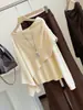 Elegante diseño asimétrico, top de punto de manga larga estilo chal de dos piezas falso para mujer, nueva colección de otoño, corte casual y relajado, top de hombros descubiertos