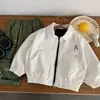 Jaqueta Casual Infantil para Meninos 2026 Primavera e Outono Nova Jaqueta Simples Bordada para Bebês, Cardigã Liso para Meninas, Estilosa