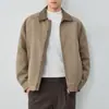 Chaqueta de Plumas de Suede y Felpa para Hombre Mo Mai Ke Alta Inteligencia para Viajes al Trabajo Estilo Invierno 26 Cuello de Color Contrastante Chaqueta de Plumas para Hombre 88952.