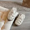 Sandalias moda niñas 2025 verano nueva tendencia niños punta cerrada simples transpirables dulces sandalias niños pequeños y medianos huecos