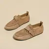 Sapatos de outono retrô versáteis de bico redondo com linda fivela de couro, novo estilo para o trabalho, sapatos casuais de camurça slip-on 2026