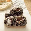 Chinelos fofos com estampa de leopardo e tema de gato para estudantes, com forro de pelúcia quente, adequados para usar em casa e como sapatos pós-parto