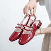 Sandalias Mary Jane estilo Xiaoxiang zapatos de mujer primavera y verano nuevos hebilla vacía trasera zapatos color vino tacón bajo grueso zapatos de moda