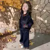 Conjunto de otoño moderno estilo coreano para niñas 2026 nuevo modelo chaqueta vaquera y pantalones para niños conjunto de dos piezas ropa informal para niños pequeños
