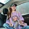 Camiseta feminina de algodão puro com tie-dye color-blocking exclusivo, corte solto, estampa de desenho animado oversized, top casual de comprimento médio afina a silhueta