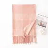 Bufanda Gruesa de Invierno 2025 Estilo Nuevo Cuadros Versátil para Mujer Borlas Moda Bufanda Cálida para el Cuello Cómoda Bufanda de Cachemir Sintético