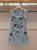 Shenzhen Nanyou Roupas Femininas de Alta Qualidade Verão Novo Estiloso Chique Senso de Design Bordado Flor Laço Vestido Colete