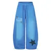 Calça de moletom larga com cordão, estampa de letras e pequenos pentagramas por toda a peça, com strass finos e brilhantes, e punhos ajustáveis.