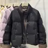Casaco de algodão com gola alta em cor contrastante para mulheres, estilo curto para o inverno, novo modelo popular de 2026, jaqueta fashion espessa para mulheres baixinhas