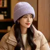 Gorros cálidos de lana para otoño e invierno para hombres y mujeres, gorros de punto bordados con letras estilo coreano, gorros fríos tipo pullover que protegen del frío y las orejas, modernos