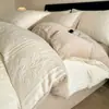 Juego de ropa de cama de cuatro piezas de terciopelo de leche bordado, engrosado para invierno, con funda de edredón engrosada y forrada de felpa, ofreciendo una sensación lujosa para el dormitorio principal.