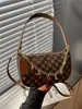 Bolsa Feminina Estilo Casual 2025 Novo Modelo Bolsa de Ombro com Toque de Luxo Bolsa Bolinho Leve Luxo Moda Retrô Bolsa de Ombro Transversal Tendência