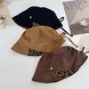 Sombrero de cubo vintage de ante con retazos de estampado de leopardo para mujer, versátil para otoño, hace que la cara se vea más pequeña, adecuado para cabezas grandes