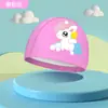 Gorros de natación para niños y niñas, gorros de moda con dibujos animados recubiertos de PU con protección para los oídos, equipo de natación para estudiantes, al por mayor en stock