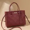 Bolsa de Mão da Moda Primavera/Verão 2026: Bolsa Tote Simples de Xadrez Bordado com Padrão de Diamante, Bolsa de Mão com Textura Trançada Única