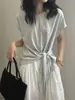Camiseta de manga corta con cinturón estilo coreano Beishan Tongshu para mujer, top elegante simple de verano ajustado con cuello redondo 82527