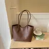 Bolsa tote de cor sólida texturizada vintage, moderna e única, nova coleção de verão 2026, bolsa de ombro casual estilosa para trabalho e deslocamento