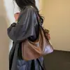 Bolso tipo dumpling de cuero suave con patrón de lichi para mujer, nuevo bolso tote vintage otoño e invierno 2026, bolso cruzado de gran capacidad para el día a día
