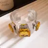 Brazalete cuadrado abierto de metal incrustado con diamantes, retro, exquisito, moderno, de temperamento simple, pulsera, sensación de lujo ligero, alta gama, joyería de mano, femenina