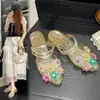 Novas Chinelos de Cristal Florais da Moda de Verão Tendência Sapatos de Gelatina de Cristal com Bico Fechado Solas Macias e Saltos Quadrados