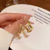 Ins pendientes de aro con forma de círculo de onda estilo indiferente 2026 nuevos populares de alta gama únicos de nicho aros para la oreja pendientes de verano