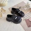 Sapatos Casuais de Couro para Meninas 2026 Outono Novo Sapatos de Princesa para Crianças para Meninas Loafers Pretos Estilosos com Solado Macio
