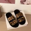 Novas pantufas peludas casuais estilosas e confortáveis com sola grossa para casa e ao ar livre, outono-inverno 2026, design de uma tira para mulheres