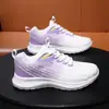 Fabricantes transfronterizos envían zapatos Jinjiang para mujer, zapatillas ultraligeras para correr, zapatos con amortiguación, zapatillas de salto de longitud para niñas