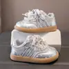 Zapatos Deportivos Infantiles 2026 Otoño Nuevo Estilo Superficie de Cuero Transpirable Niños Medianos y Grandes Niñas Moda Moño de Dibujos Animados Zapatos Casuales