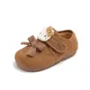 Sapatos Birkenstock para Meninas Outono/Inverno 2025 Novo Estilo Forrados com Lã Quentes Sapatos de Algodão para Crianças Solado Macio Antiderrapante Sapatos de Algodão Hello Kitty para Bebês Meninas