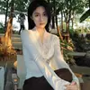 Sexy Camiseta Blanca Pura con Encaje Empalmado y Cuello en V de Manga Larga para Mujer en Primavera, Otoño e Invierno, Top Ajustado que Ceñe la Cintura con Camiseta Interior para Superponer