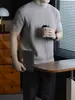 Suéter de tricô canelado quente, macio e delicado com gola alta discreta, mangas curtas e design liso, perfeito para o outono masculino como uma camada base confortável e casual