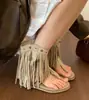 Sandalias bohemias con tachuelas y flecos para mujer, nuevo estilo de verano 2026, tacón de cuña que aumenta la altura, chanclas romanas