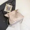 Bolsa de Ombro Acolchoada com Corrente Cor Sólida Modelo Novo 2026 de Alta Qualidade para Mulheres, Adequada para o Trabalho, Passeios, Compras e Bolsa Transversal Versátil