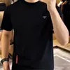 Camiseta Casual Fashion Estilo Europeu com Gola Alta e Manga Curta para Homens Verão Tendência Marca Luxo Leve Crachá com Logo Triângulo Top de Manga Curta