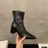 Botas de tornozelo francesas de salto alto, salto grosso, bico fino para mulheres, coleção outono/inverno 2025, marrom, forradas de fleece, botas estilo Martin, botas curtas de corte ajustado
