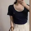 Camiseta de Manga Corta Ajustada con Cuello en U Bajo para Mujer, Nuevo Estilo Primavera/Verano 2026, Diseño Bordado Dulce y Picante con Bloques de Color