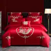 Conjunto de cama de quatro peças de algodão de fibra longa, de alta qualidade e luxuoso, para casamento, com detalhes em vermelho, puro algodão e bordados para um visual festivo e elegante