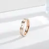 Anillo de Acero de Titanio Incrustado con Diamantes Estilo Europeo y Americano, No se Desvanece, Diseño de Nicho, Joyería de Anillos de Pareja Oro Rosa 18K
