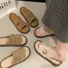 Sapatos femininos 2026 moda verão novo estilo sandálias slip-on de sola macia para uso externo, chinelos casuais confortáveis de sola grossa baixa