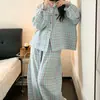 Pijama de primavera y otoño para niñas estilo coreano, cuadros azul claro con pequeño bordado floral, corte holgado, manga larga, pantalón largo, conjunto de ropa para casa
