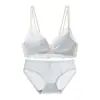 Lingerie de renda francesa original, projetada para mulheres com seios pequenos, apresentando um efeito push-up para realçar o busto, um design sem aro e um estilo doce e jovem.. Novo conjunto de sutiã