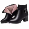 Botas Curtas Femininas 2026 Inverno Novos Sapatos de Couro Sapatos Femininos da Moda Couro Macio Irmã Sapatos de Algodão Sapatos de Cano Médio e Longo Acolchoados com Plush de Algodão