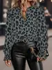 Blusa Elegante com Estampa de Leopardo em Tinta Vintage, Decote V e Mangas Sino para Trabalho e Uso Casual, Roupa Feminina do 1688
