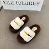 Pantuflas de cuentas de estilo coreano de alta gama para mujer, perfectas para usar en exteriores, nueva colección otoño/invierno 2026, súper modernas, a la moda, con suela gruesa y cómodas para uso en interiores